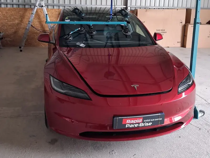 Remplacement de pare-brise Tesla Model 3 à Roëzé-sur-Sarthe : une intervention réalisée dans mon centre Rapid Pare-Brise